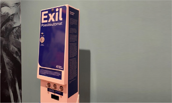 News-Bild – Exil-Poesieautomat Blau-weißer Poesieautomat mit der Aufschrift „Exil“, an einer Wand montiert, mit Knöpfen zur Auswahl von Texten. News Image – Exile Poetry Machine A blue-and-white poetry machine bearing the inscription "Exil," mounted on a wall, with buttons for selecting texts.